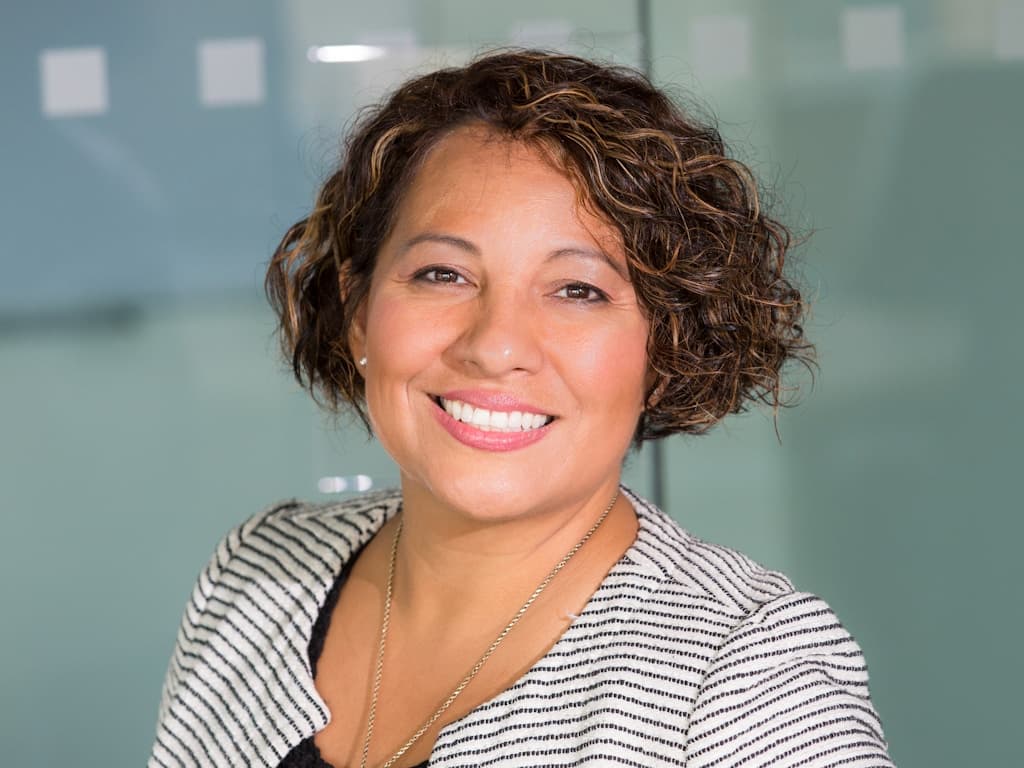 Professional die werkt met AI-tools